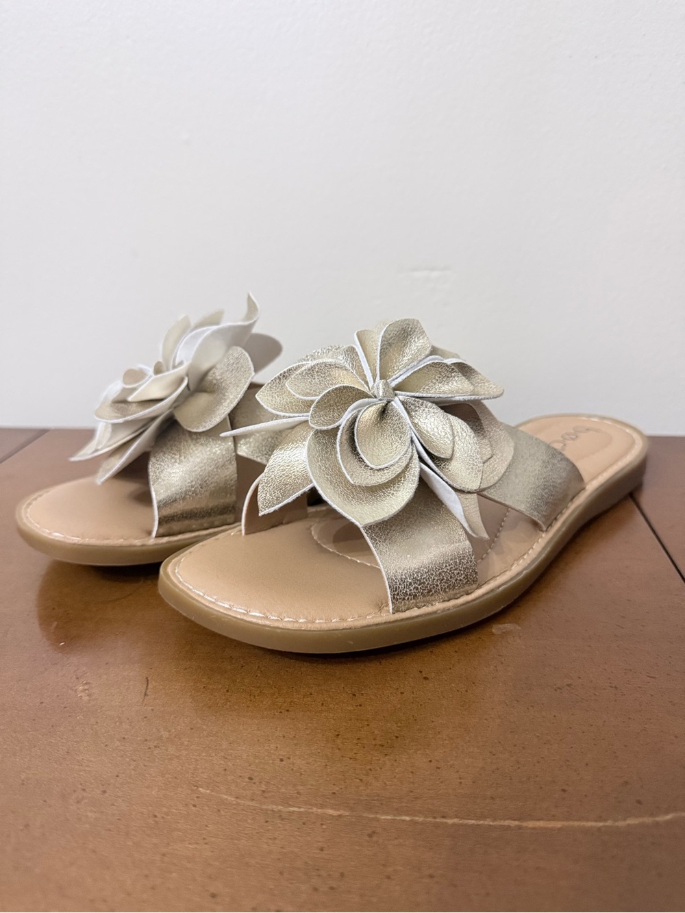 New b.o.c Kasia Gold Metallic Floral Slide Sandals Light Weight Cushioned 8 M